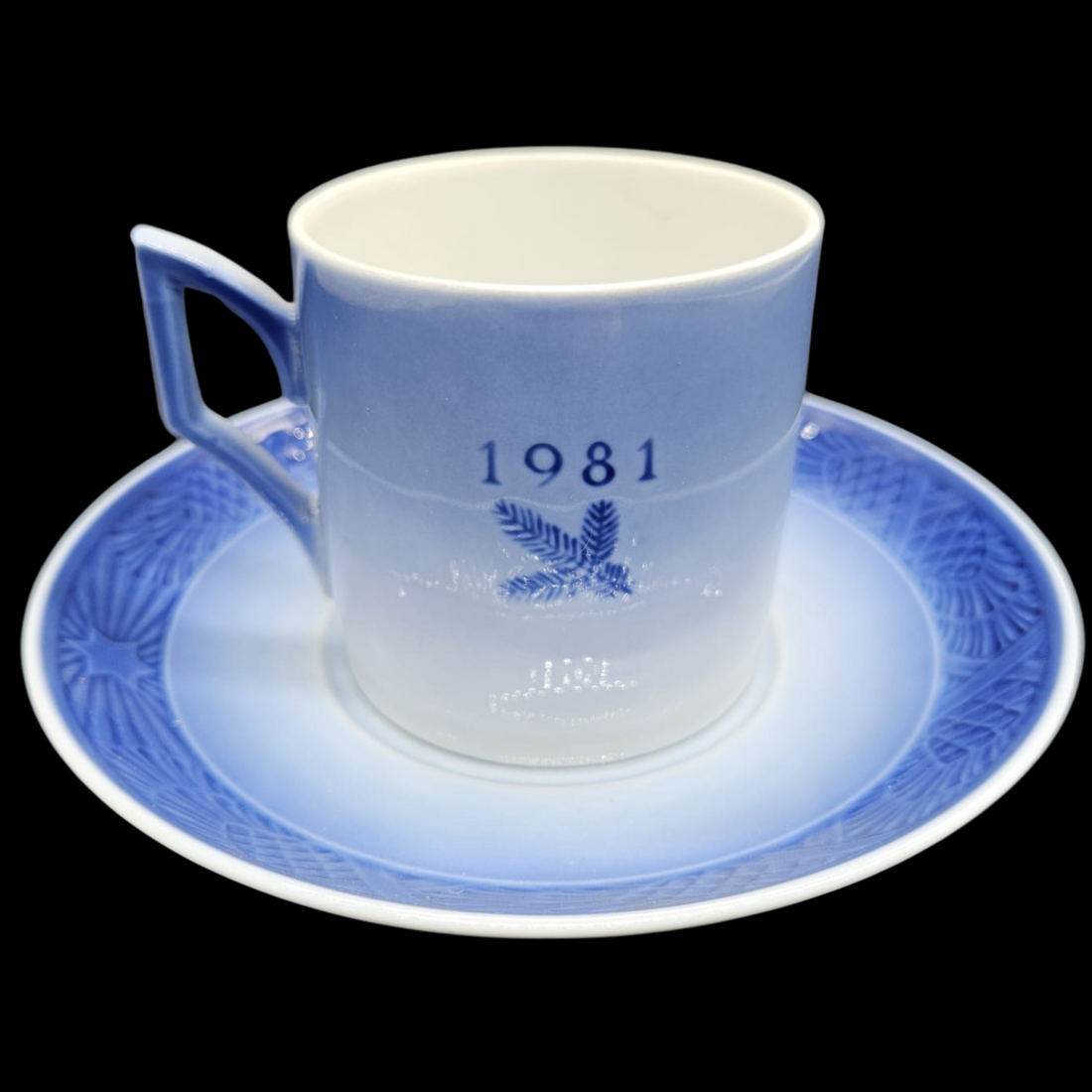 Royal Copenhagen: Henkelbecher / Kaffeetasse mit Unterteller -1981 (15003750531396)