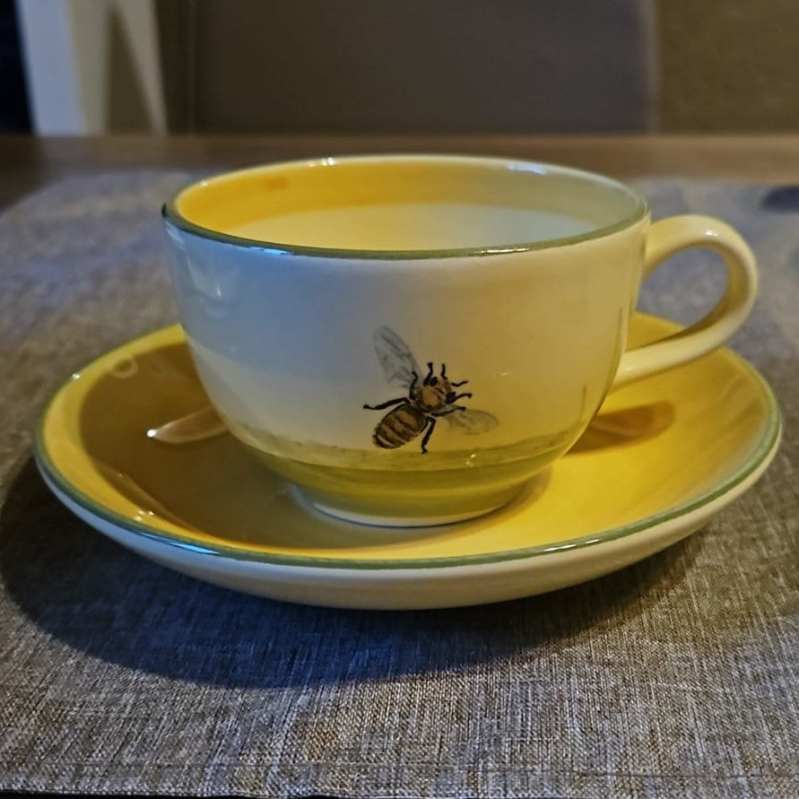 Zeller Keramik Biene: Kaffeetasse / Tasse mit Unterteller (Kopie) (14957695435076) (14957719028036)
