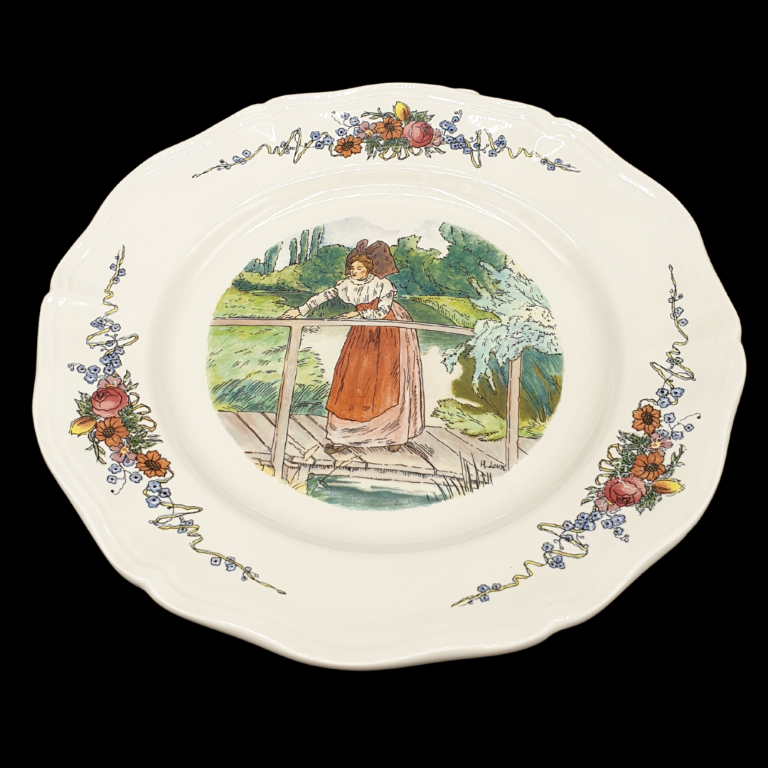 Sarreguemines Obernai France: Speiseteller / flacher Teller - Frau am Geländer Sarreguemines (7121091559561)