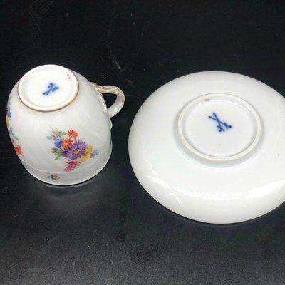 Meissen: Mokkatasse / Espressotasse mit Unterteller - Blumen / Biene / Goldrand (7120997449865)