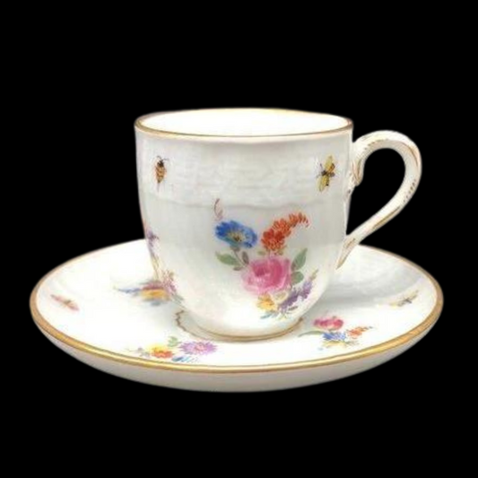 Meissen: Mokkatasse / Espressotasse mit Unterteller - Blumen / Biene / Goldrand (7120997449865)
