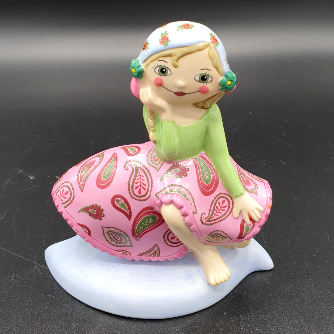Goebel Porzellan: Figur Zuckerpuppe Paisley / Sugar Babe Paisley - OVP Goebel (7120929718409)