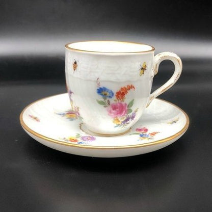 Meissen: Mokkatasse / Espressotasse mit Unterteller - Blumen / Biene / Goldrand Meissen (7120997449865)