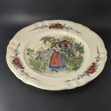 Sarreguemines Obernai France: Platzteller / Kuchenplatte - Frau im rot-blauen Kleid Sarreguemines (7121091035273)