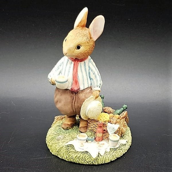 Villeroy & Boch Foxwood Tales Figur Picnic at Foxwood: Rue Rabbit mit Kaffeetasse Villeroy & Boch (7120957440137)