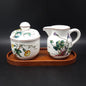Villeroy & Boch Botanica: Milchkännchen und Marmeladedose auf Holztablett Villeroy & Boch (7121083400329)