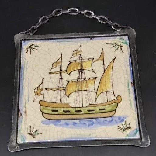 Villeroy & Boch alt: Fliese / Kachel / Untersetzer Segelschiff mit Flagge Villeroy & Boch (7121010557065)