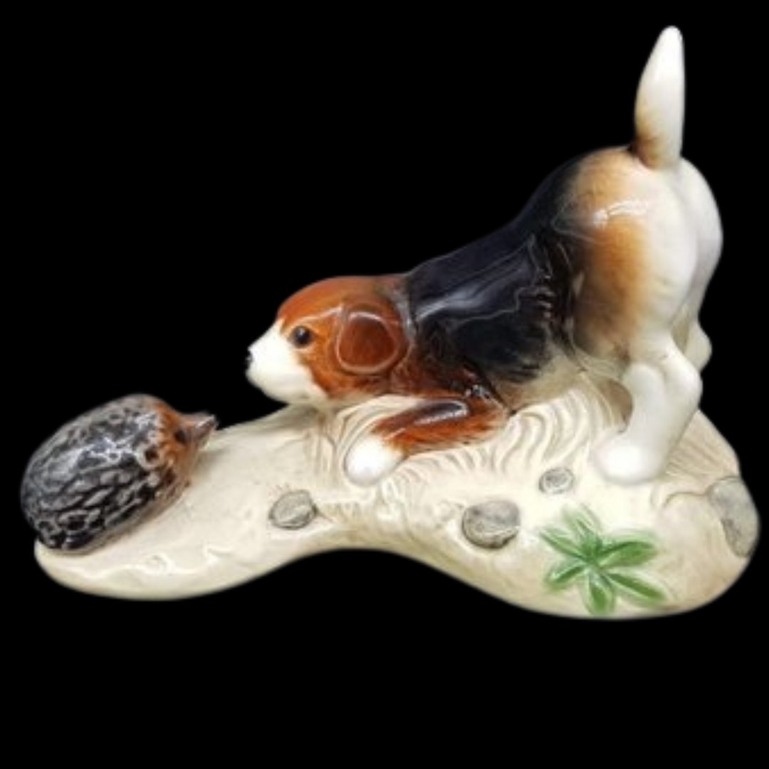 Goebel Porzellanfigur: Beagle mit Igel Goebel (7120929587337)